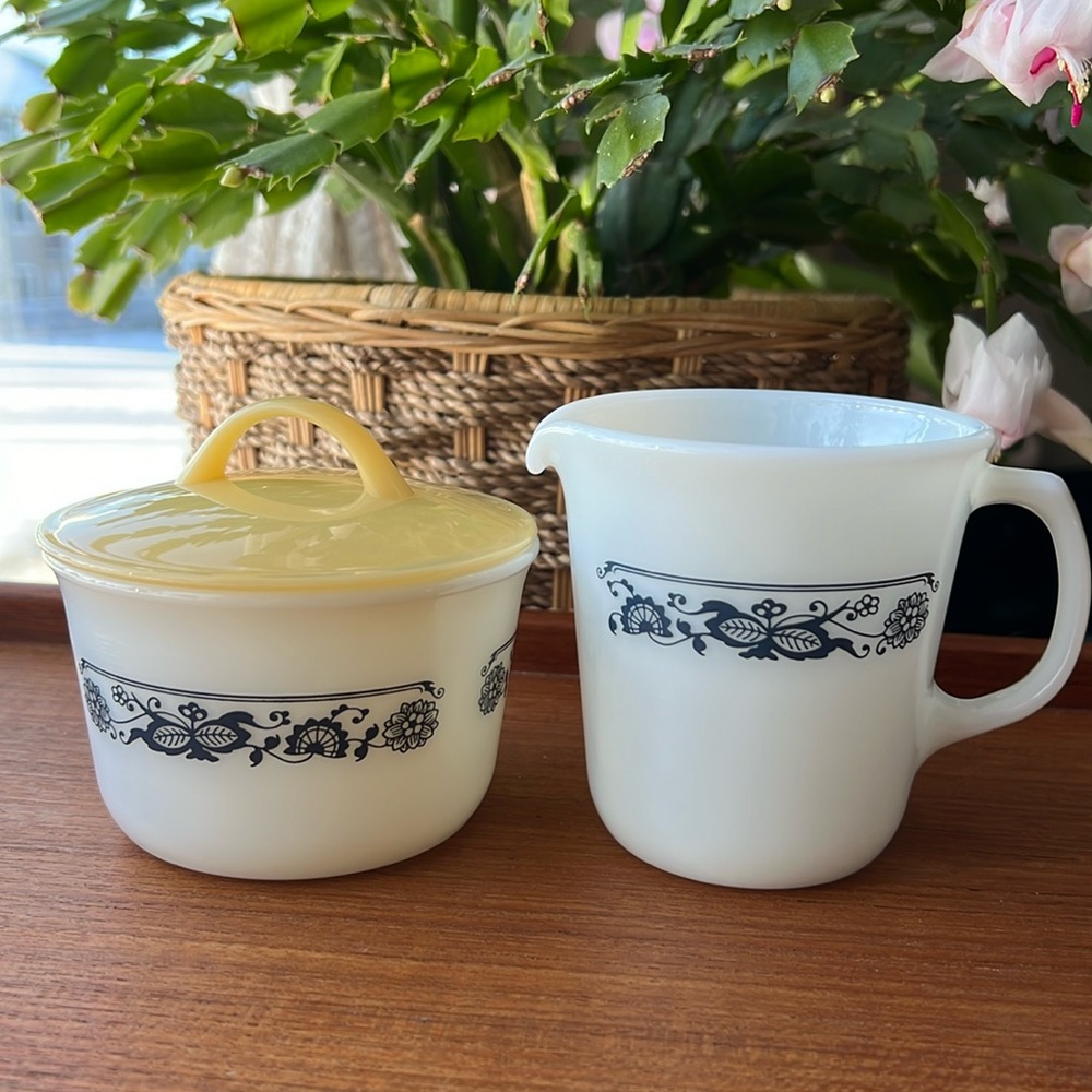 Vintage Pyrex sugar and creamer set